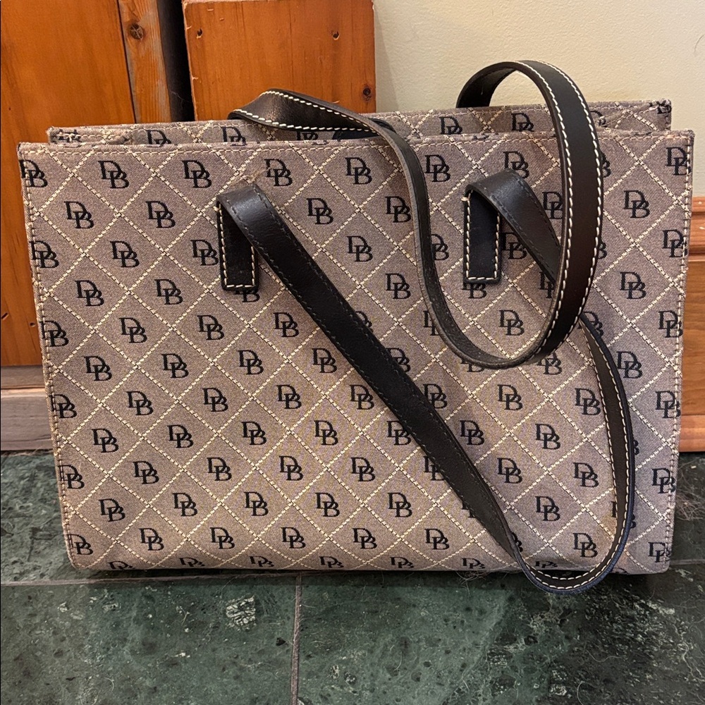 Dooney and Bourke vintage black Monogrammed shoulder bag - Picture 2 of 4